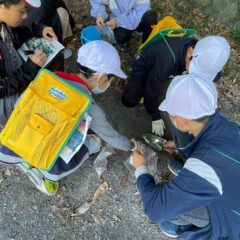横浜の小学生がクレヨン作りに挑戦しています。